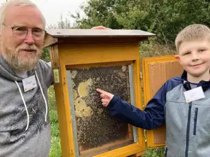 Der elfj&auml;hrige Jan unterst&uuml;tzt seinen Opa J&uuml;rgen St&ouml;ver bei der Arbeit mit den Bienen. Beim Tag der offenen T&uuml;r zeigte er den G&auml;sten ein Bienenvolk hinter Glas.