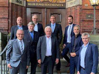 Der Verwaltungsrat des Arbeitgeberverbandes f&uuml;r Ostfriesland und Papenburg mit Gastredner Wolfgang Kubicki (FDP, Mitte) vor dem Klub zum Endzweck in Emden.