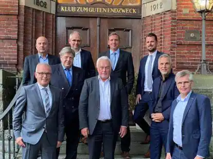 Der Verwaltungsrat des Arbeitgeberverbandes f&uuml;r Ostfriesland und Papenburg mit Gastredner Wolfgang Kubicki (FDP, Mitte) vor dem Klub zum Endzweck in Emden.