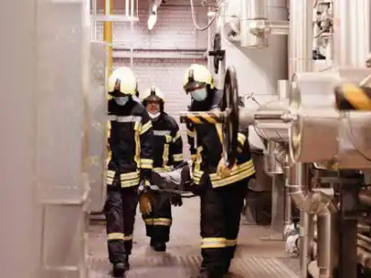 Rettung einer verunfallten Person aus einem Hallenkomplex: Die Edewechter Feuerwehren probten auf dem Gel&auml;nde des Deutschen Milchkontors f&uuml;r den Ernstfall.