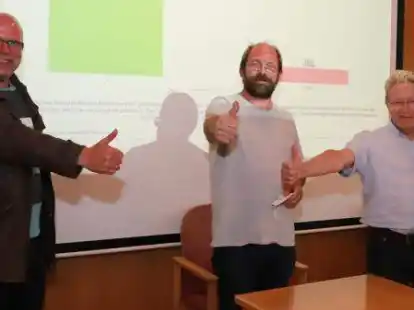 Freuen sich &uuml;ber den erfolgreichen B&uuml;rgerentscheid im Saterland: Die Initiatoren Thomas Bickschlag (von links), Carsten Ambacher und Walter Hu&szlig;mann bei der Ergebnisverk&uuml;ndung im Rathaus in Ramsloh.