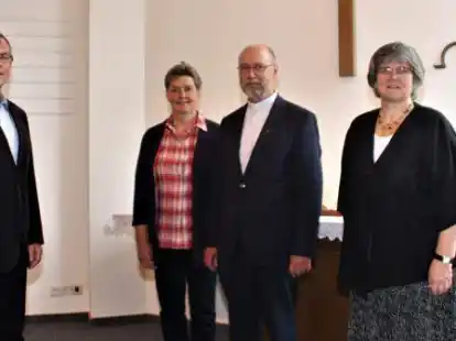Ein neuer Pastor f&uuml;r Edewecht: Der Kirchen&auml;lteste Wolfgang Brun&szlig;en (links) und Superintendentin Irene Kraft (rechts) begr&uuml;&szlig;ten Rainer Mitwollen und seine Frau Kathrin in der Evangelisch-methodistischen Kirche.
