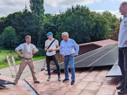 Besichtigung der neu installierten PV-Anlage in Hude-Oberhausen (von links): Ralf Carstens, Bastian Morbitzer, Dieter Dalle und Henk Voigt.
