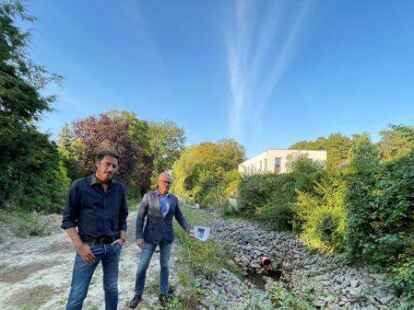 Haben Zweifel an der Wirksamkeit der geplanten Entw&auml;sserung im Neubaugebiet im G&ouml;hlen  in Rastede: Die Anwohner Tom Schardt (links) und Thomas Sturm.