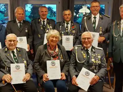 Bei der Jahreshauptversammlung des SV Falkenburg hat Heino Brackhahn (hinten, rechts) viele Mitglieder geehrt: (hinten, von links) Rolf Blankemeyer, Rolf Oetjen, Hans-Georg Strudthoff, Manfred Osterloh, Gerwin Meyer, (vorn, von links) Ernst Heitmann, Doris Havekost und G&uuml;nter Schulenberg.