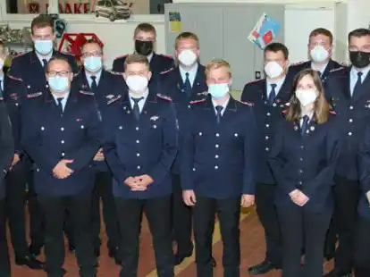 Freuten sich &uuml;ber Bef&ouml;rderungen und Wahlen: Andre Gerke (von links), Tim M&uuml;ller, Lennart Schr&ouml;der, Thomas Maschmann, Marcel Bandorski, Sebastian Otte, Felix Cor&szlig;en, Michael K&uuml;ck, Jelco Ohlendorf, Hergen Bahrs, Nathalie Pr&uuml;&szlig;, Marius K&uuml;ck, Nico Sparkuhl und Kathrin Schwania.