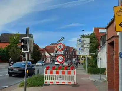 Bio Baier auf der Fockenbollwerkstra&szlig;e ist laut Beschilderung nicht mehr per Rad zu erreichen. Viele Auricher fahren aber einfach am Schild vorbei, denn die Baustelle beginnt erst viel sp&auml;ter.