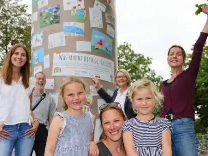 Begutachteten am Pferdemarkt das Projektergebnis: (von links) Sarah Osterloh von Cewe, Carsten Lienemann vom &bdquo;Global Music Player&ldquo; Verlag, Thea und Jule gemeinsam mit ihrer Mutter Karina Gro&szlig;e-Austing, Doris Meyer von der LzO sowie Projektinitiatorin Sabine von Rothkirch.