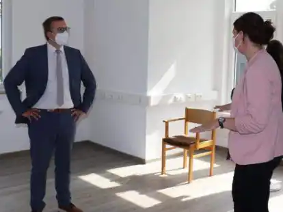 B&uuml;rgermeister Nils Anhuth begutachtete gemeinsam mit der Schulleiterin Maike Gundelach einen neuen Klassenraum in der Bar&szlig;eler Marienschule.