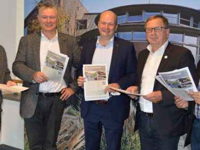 Olaf Clausen, Dr. Ludger Heuer und Professor Bernhard Wesenick (von links, alle Interessengemeinschaft Inselviertel) haben am Dienstag rund 650 Unterschriften an B&uuml;rgermeister Dr. Wolfgang Wiese und Hans-J&uuml;rgen Koopmann vom st&auml;dtischen Planungsamt &uuml;bergeben.