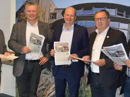 Olaf Clausen, Dr. Ludger Heuer und Professor Bernhard Wesenick (von links, alle Interessengemeinschaft Inselviertel) haben am Dienstag rund 650 Unterschriften an B&uuml;rgermeister Dr. Wolfgang Wiese und Hans-J&uuml;rgen Koopmann vom st&auml;dtischen Planungsamt &uuml;bergeben.