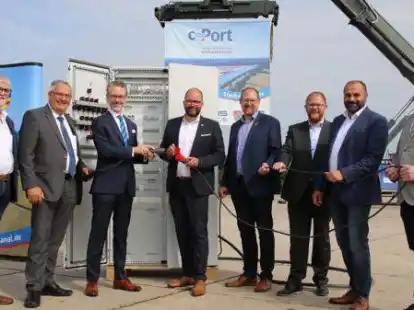 Freuen sich auf die Hafenerweiterung (v.l.): Karl-Heinz Krone (Stadtrat Friesoythe), Landtagsabgeordneter Karl-Heinz Bley, Staatssekret&auml;r Dr. Berend Lindner, Landrat Johann Wimberg, Thomas Otto (B&uuml;rgermeister Saterland), C-Port-Gesch&auml;ftsf&uuml;hrer Arno Djuren, Sven Stratmann (B&uuml;rgermeister Friesoythe) und Dr. Heinrich Norrenbrock (Gemeinderat Saterland)