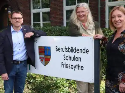 Neue Mitglieder im Leitungsteam der Berufsbildenden Schulen (BBS) Friesoythe: Schulleiterin Marlies Bornhorst-Paul (Mitte) mit dem neuen Abteilungsleiter f&uuml;r die Fachoberschule Bernd Schrand und der stellvertretende Schulleiterin Claudia Kruhl