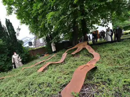 Eine Stele erinnert an 56 anonym begrabene Kriegsopfer aus dem Zweiten Weltkrieg auf dem J&uuml;dischen Friedhof und gibt ihnen Jahrzehnte sp&auml;ter Namen.