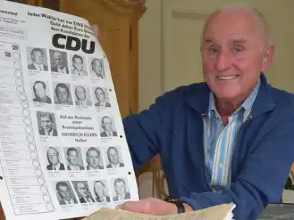 Pr&auml;sentiert den Muster-Wahlzettel f&uuml;r die CDU-Liste von 1972: Damals trat Leonhard Rosenbaum als 24-J&auml;hriger das erste Mal f&uuml;r den Rat der Gemeinde Ramsloh an. Weitere Materialien aus 50 Jahren Kommunalpolitik hat er in zahlreichen Ordnern gesammelt.