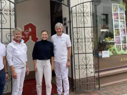 Die Apotheker Maike Maas-Bode und Dr. Hartmut Bode mit ihrer Tochter Agneta und Florian Schmieta. Die beiden Studenten arbeiten derzeit als Famulanten in der Anker-Apotheke.
