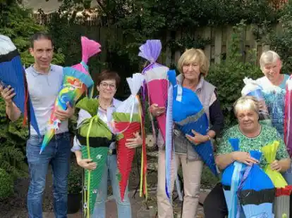 Gro&szlig;e Schult&uuml;ten f&uuml;r kleine Schulanf&auml;nger: Der Verein &bdquo;Lachende Kinder&ldquo; mit (v.li.) J&ouml;rg Brun&szlig;en, Rena Seeger, Heidi Seichter, Elke P&uuml;njer und Uschi Gerdes-R&ouml;ben stellt diese Familien zur Verf&uuml;gung, die sie sich nicht selbst leisten k&ouml;nnen.