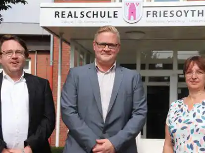 Wachwechsel an der Realschule Friesoythe (von links): Thorsten Weyl, der neue Schulleiter Tim Sch&uuml;lke und Evelyne Reichert.
