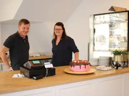 Ronny Kollmann-Gruhl und Natalja Doroschok am Tresen des neuen Caf&eacute;s in Berne. Die Hochzeitstorte wurde auf Bestellung angefertigt.