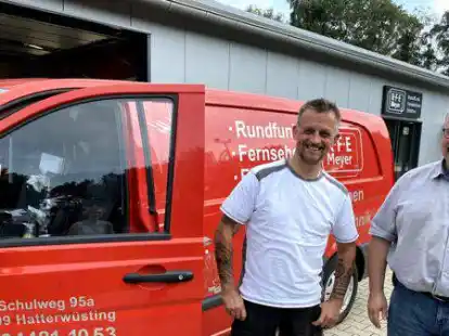 Jens Hillen mit Firmenchef Matthias Meyer (von links): Der Elektrikergeselle bricht mit seinem Kollegen Sebastian Bock (nicht im Bild) am Montag ins Katastrophengebiet an der Ahr auf.