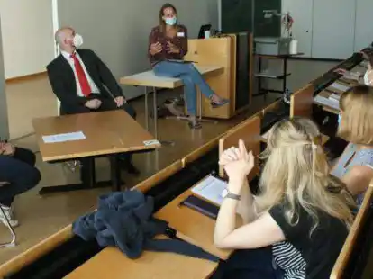 Wie f&uuml;hrt man als Allgemeinmedizinerin ein Gespr&auml;ch mit einem Patienten: Dr. Anne Mergeay (3.v.li.) gibt den Summerschool-Teilnehmern Tipps. Anne Schmitt (li.) hat es bereits einmal an &bdquo;Herrn Borchert&ldquo; alias Kai Janssen vorgef&uuml;hrt.