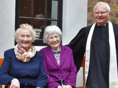 Pastor Udo Dreyer ehrte insgesamt 44 Jubil&auml;umskonfirmanden. Zu den Jubilaren z&auml;hlten auch Bertha Hollmann (links) und Mathilde Kremer (mitte)
