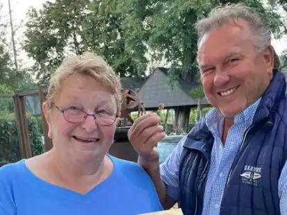 Ehrenvorsitzender Peter Burgdorf hat Lisa Vollers f&uuml;r &uuml;ber 50 Jahre Vereinsmitgliedschaft geehrt.