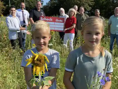 Ben und Maya haben beim Anlegen der Bl&uuml;hwiese mitgeholfen.