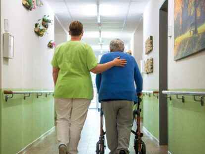 Zuhause weiter wohnen oder doch in einer Seniorenresidenz? Dieser Frage müssen sich Senioren stellen, die auf Unterstützung angewiesen sind.