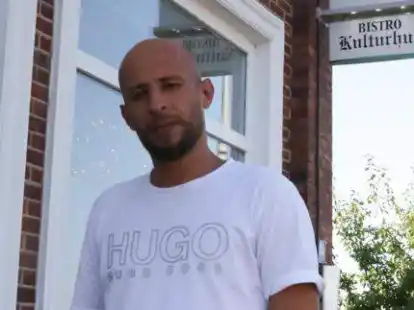 Achmed Hijazian an der aufgebrochenen T&uuml;r des Restaurants.