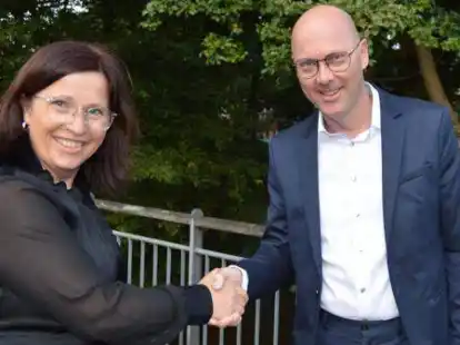 Die unterlegende Kandidatin Christiane Priester gratuliert dem neuen Cloppenburger B&uuml;rgermeister Neidhard Varnhorn.