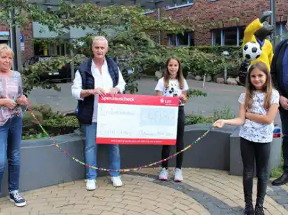 Spenden&uuml;bergabe (von links):  Marlies Poelmeyer, Reinhard P&uuml;schel, Leni Poelmeyer, Lotta Poelmeyer und Professor Dr. Hermann M&uuml;ller