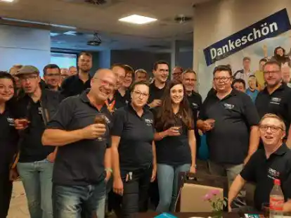 Gebannt verfolgten sie die Ergebnisse der Kommunalwahl und freuten sich &uuml;ber das  hervorragende Ergebnis: die Kandidatinnen und Kandidaten der UWG.