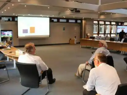 Die Wahlergebnisse wurden am Sonntagabend im Sitzungsbereich des Kreishauses pr&auml;sentiert. Viele Kreistagspolitiker verfolgten hier den Wahlausgang.