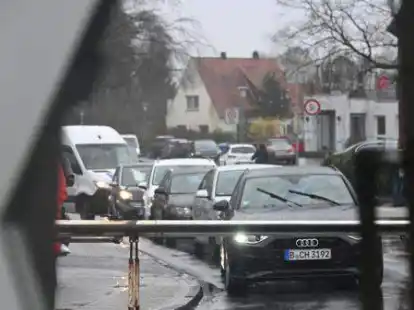 Am Bahn&uuml;bergang in Ofenerdiek ist oft Stau.