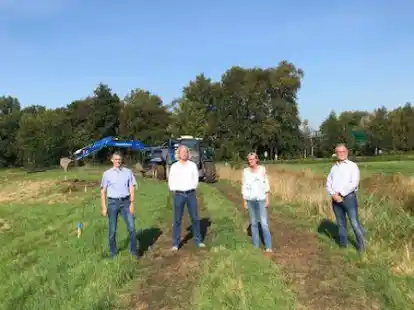 Thorsten Spiekermann (NLG) und der Bauleiter f&uuml;r den den technischen Bereich der NLG, Helmut Rolfes, B&uuml;rgermeisterin Brigitte Fuchs und Bauamtsleiter Hartmut Doyen beim ersten Spatenstich in Butteldorf.