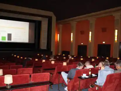 Im Centraltheater Brake konnten Interessierte am Sonntagabend die Wahl verfolgen.