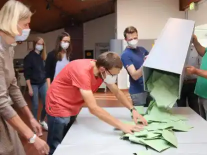 Ausz&auml;hlung der Stimmen im Wahllokal Kreismusikschule in Wildeshausen: Wahlurne wird auf einem gro&szlig;en Tisch entleert.