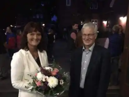 Wahlsiegerin Antje Oltmanns mit dem amtierenden B&uuml;rgermeister Ralf Spille.
