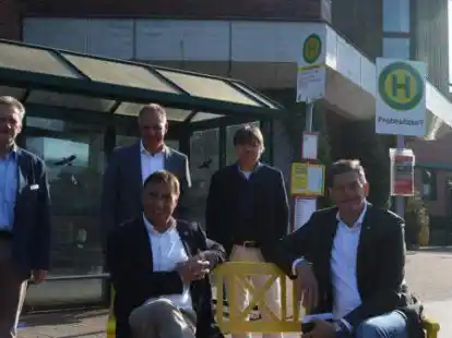 Werbung erneut f&uuml;r die vielen Vorteile des &Ouml;PNV zwischen Wardenburg und Oldenburg, (stehend, von  links): Reiner Bick (ZVBN), Leo Wilmering (VOL) und Morell Predoehl (VWG). Sitzend, von links: Maik Ehlers (Landkreis) und B&uuml;rgermeister Christoph Reents.