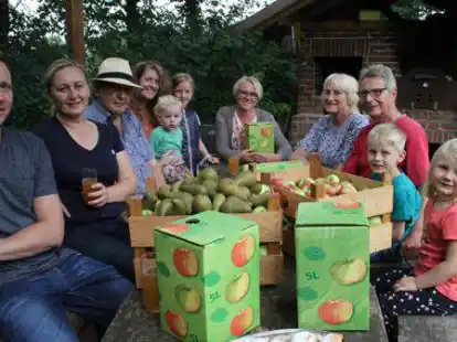 Die Kulturfreunde aus H&ouml;ltinghausen werben f&uuml;r Freiluftfr&uuml;hst&uuml;ck und Appelschnack-Termine.