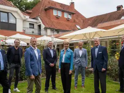 Der Vorstand der Gesellschaft Union: (v.l.)  Michael Schm&auml;deke, Heiko Ciesla, J&ouml;rg Howaldt (Ehrenvorstand),  neuer Vorsitzender Olaf Hemker und Vorg&auml;ngerin  Uta Jack, Gastredner  Hermann Sch&uuml;ller, Ehrenvorstand  Erich Schwarze und  Christian Sch&auml;fer