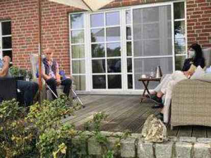 Die gr&ouml;&szlig;te Einzelspende f&uuml;r die Friesoyther Tafel &uuml;berreichten (von rechts) Gamma-Chef Stephan Warm und Mitarbeiterin Alice Tuerel an  den CarLa-Vorsitzenden Ludger Lammers und CarLa-Schirmherr B&uuml;rgermeister Sven Stratmann. Foto: Gamma AG
