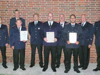 Bei der Jahreshauptversammlung dabei (von links): Stellvertretender Gemeindebrandmeister Andre Steingr&auml;ber, B&uuml;rgermeister J&ouml;rg Pieper, Heinz Buchtmann, stellvertretender Ortsbrandmeister Dirk Junkmann, Klaus K&ouml;hncke, Ortsbrandmeister Gerriet Schulz, Pascal Ledda, Gemeindebrandmeister Heiko Bruns und Kreisbrandmeister Friedrich Delmenhorst.