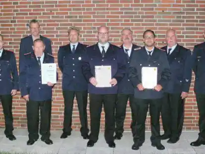 Bei der Jahreshauptversammlung dabei (von links): Stellvertretender Gemeindebrandmeister Andre Steingr&auml;ber, B&uuml;rgermeister J&ouml;rg Pieper, Heinz Buchtmann, stellvertretender Ortsbrandmeister Dirk Junkmann, Klaus K&ouml;hncke, Ortsbrandmeister Gerriet Schulz, Pascal Ledda, Gemeindebrandmeister Heiko Bruns und Kreisbrandmeister Friedrich Delmenhorst.