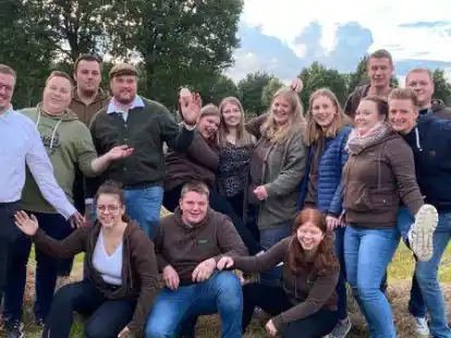 Gut gelaunt: Das Team der Landjugend Hatten. Ihr Vorsitzender Jonathan Schmidt (ganz links) ist am Donnerstagabend auch zum 1. Vorsitzenden auf Kreisebene gew&auml;hlt worden.