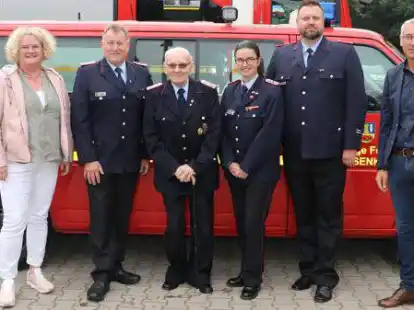 Nahmen an Gemeindefeuerwehrversammlung teil: (von links) Frauke Asche (Leiterin Ordnungsamt), Thorsten Schnitger (Gemeindebrandmeister), Ernst M&uuml;ller (geehrt f&uuml;r 75 Jahre), Diane Febert (Verbandsvorsitzende), Kevin Engler (stv. Gemeindebrandmeister) und B&uuml;rgermeister Thorsten Schmittke