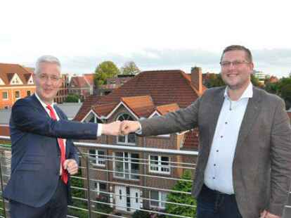 Ein freundliches Miteinander unter den Kontrahenten (v.l.): Kandidat und amtierender Landrat Matthias Groote und sein Kontrahent Jens V&ouml;lker w&auml;hrend der Ausz&auml;hlungsphase.