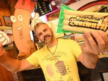 Mit seiner Kartoffeld&ouml;ner-Bratwurst hat Hani Alhay im Fernsehen &uuml;berzeugt. Ab sofort ist sie deutschlandweit in allen Rewe-M&auml;rkten erh&auml;ltlich.