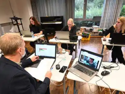 In der Wahlzentrale in der BBS 3 liefen die Ergebnisse zusammen. Bei beiden Wahlen lie&szlig;en die letzten Wahllokale aber auf sich warten.